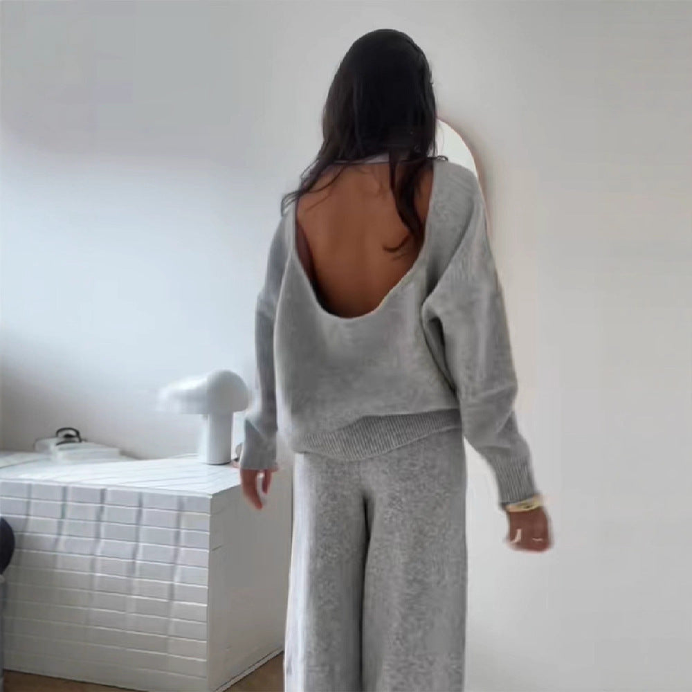 Completo con maglione lavorato a maglia, scollo tondo e schiena scoperta, maniche lunghe e pantaloni