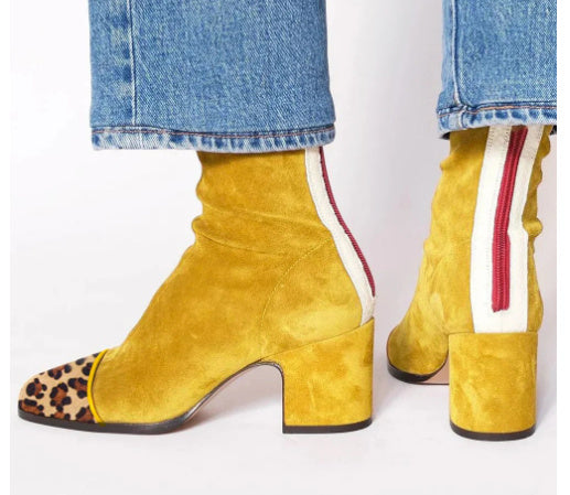 Stivali Martin bassi con tacco basso e punta quadrata, in pelle scamosciata