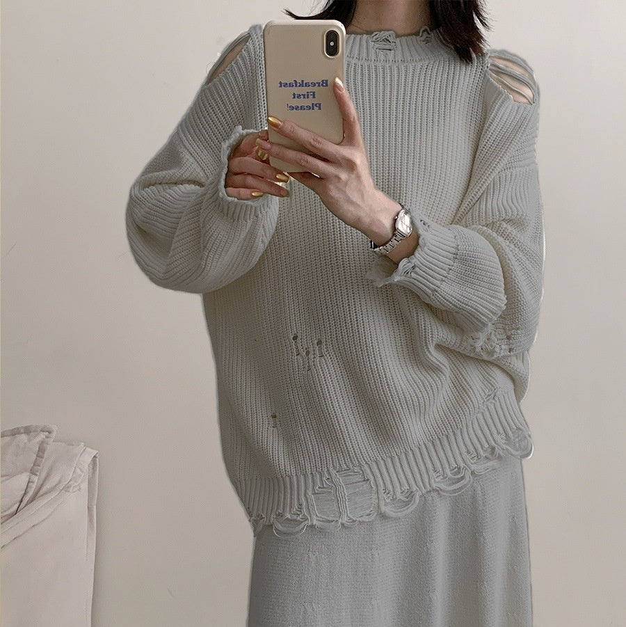 Maglione girocollo bianco in cotone a maniche lunghe e gonna irregolare strappata