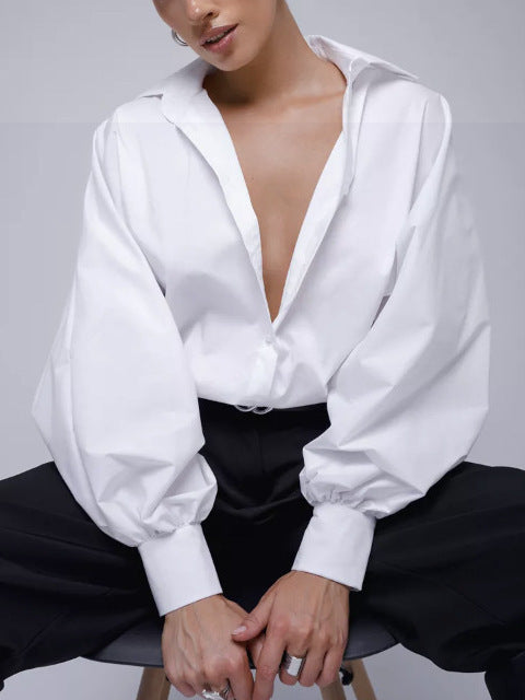 Camicia casual elegante e retrò, con scollo a V e maniche a palloncino