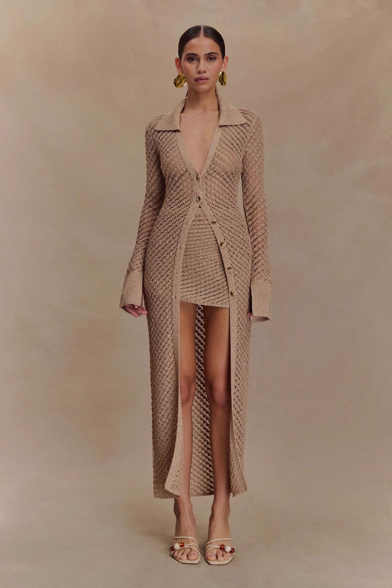 Abito in tinta unita con revers a maniche lunghe metallizzato traforato