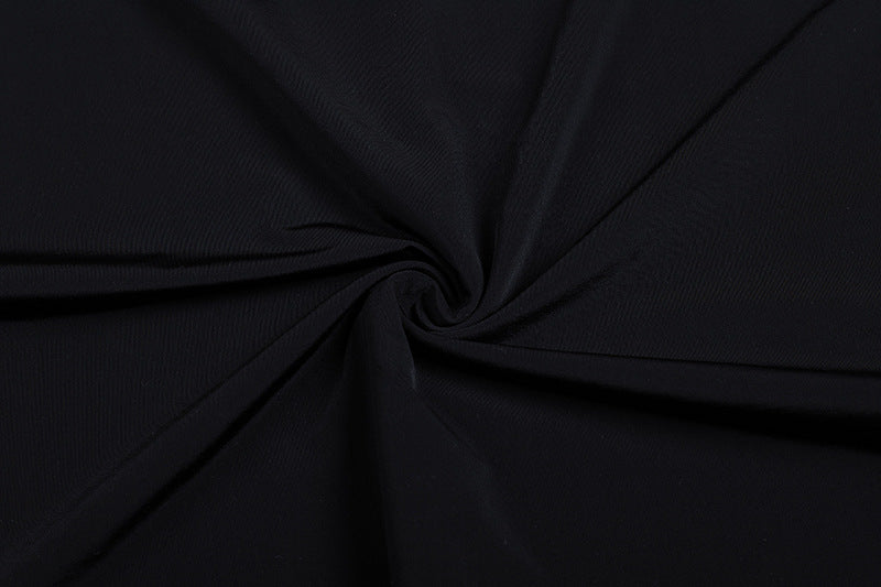 Abito nero con maniche lunghe e nappe decorate a fiori cavi