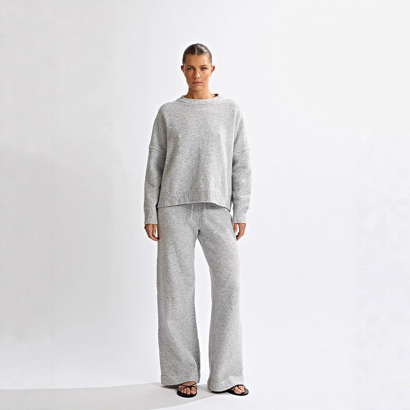 Completo con maglione lavorato a maglia, scollo tondo e schiena scoperta, maniche lunghe e pantaloni