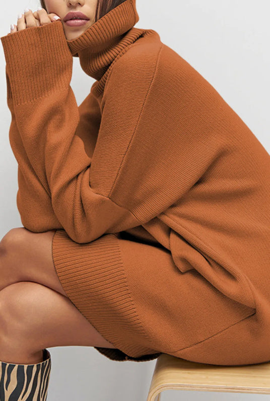 Abito in maglia ampia con collo alto e spalle scese