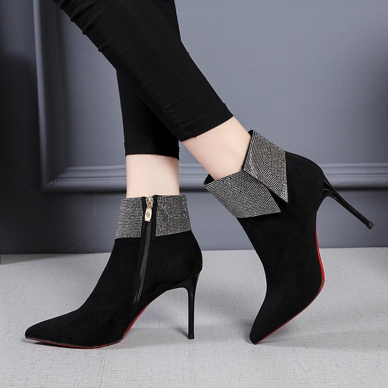 Scarpe con tacco alto a punta e stiletto in strass