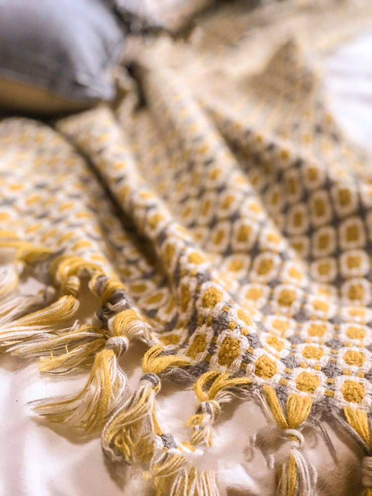Coperta lavorata a maglia con frange