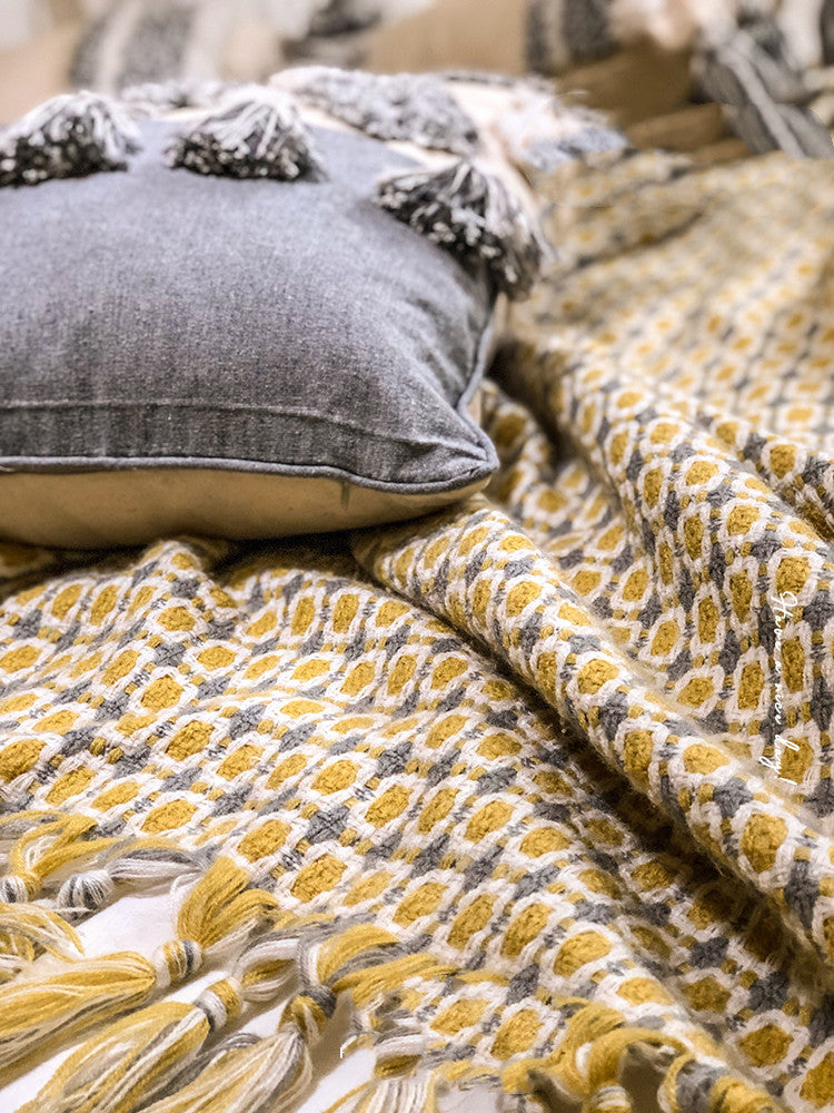 Coperta lavorata a maglia con frange