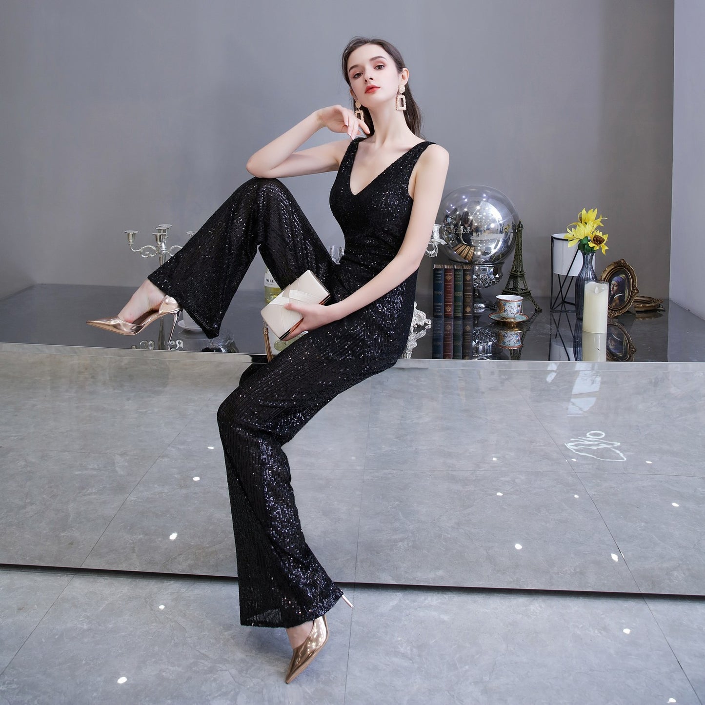 Tuta elegante con vita sottile e pantaloni a gamba larga