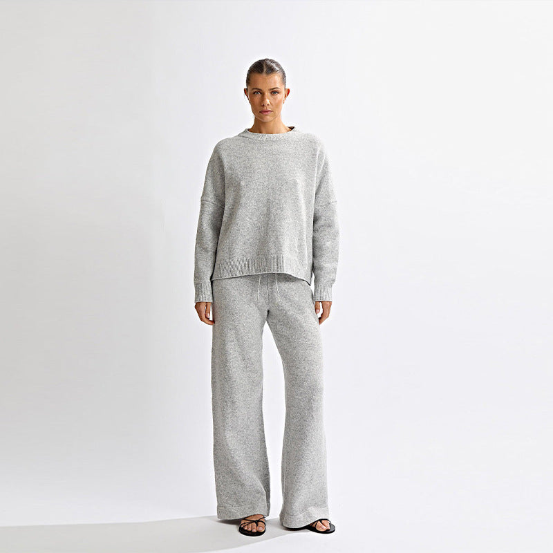 Completo con maglione lavorato a maglia, scollo tondo e schiena scoperta, maniche lunghe e pantaloni