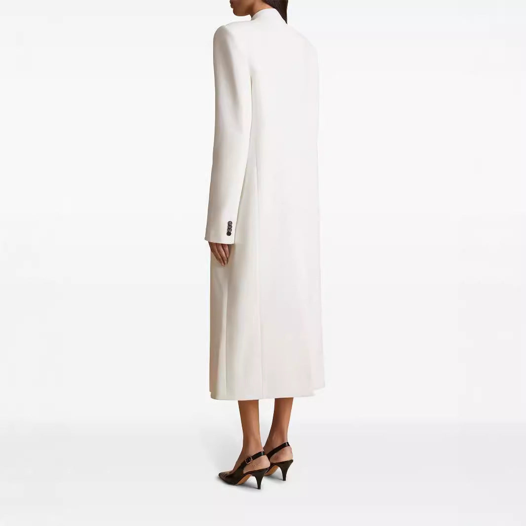 Cappotto con taglio obliquo e bottone singolo