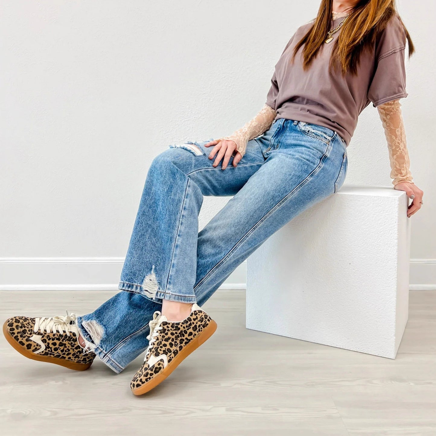 Jeans strappati, pantaloni aderenti a vita media, gamba dritta, effetto consumato