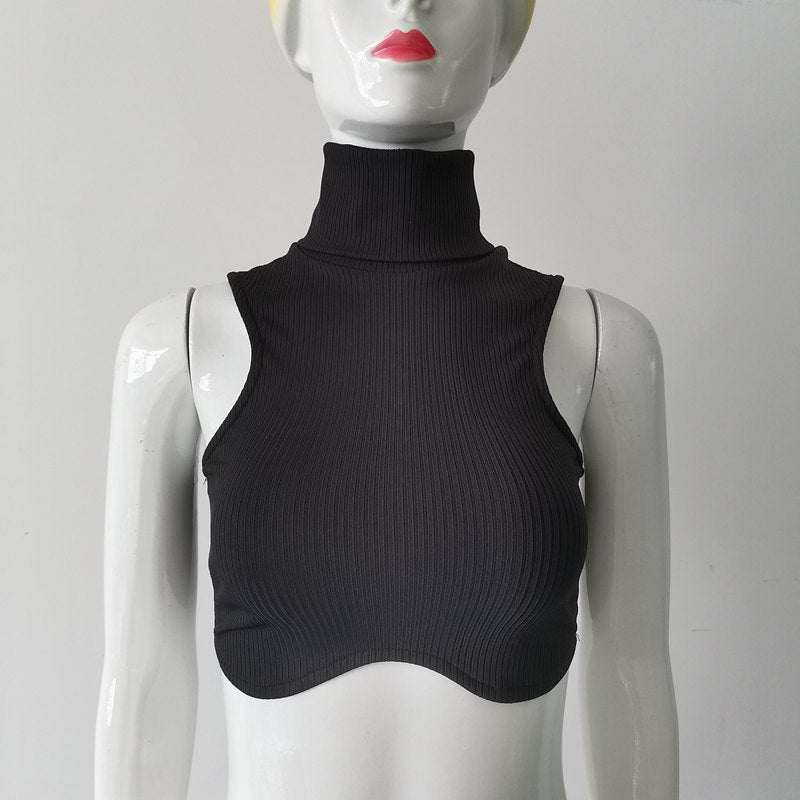 Body aderente con collo alto e schiena scoperta