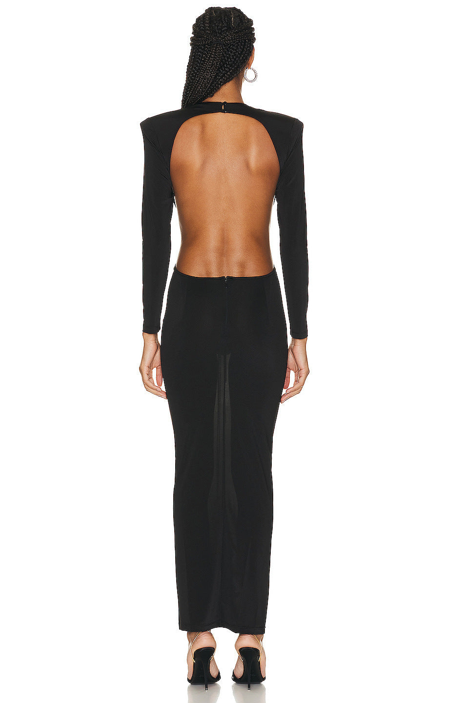 Abito nero con maniche lunghe e nappe decorate a fiori cavi