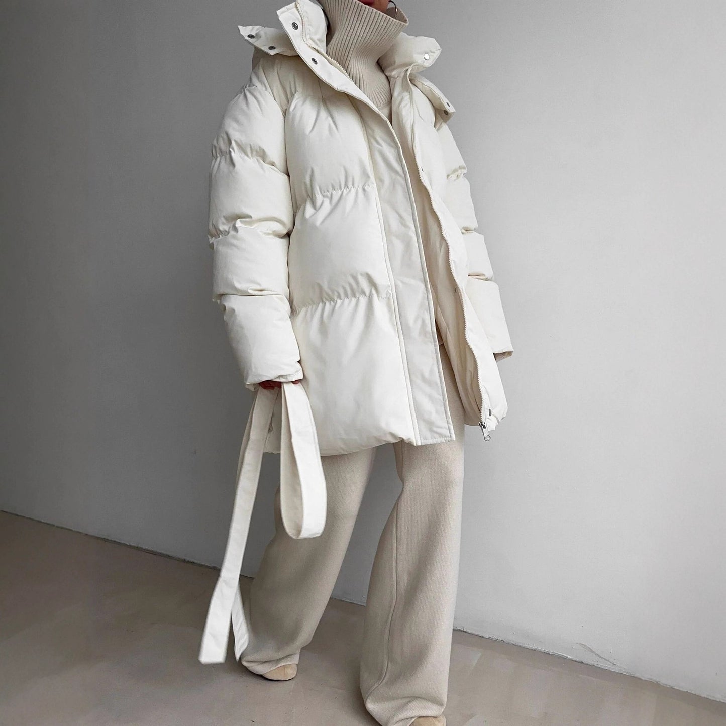 Giacca casual attillata, imbottita e con cappuccio