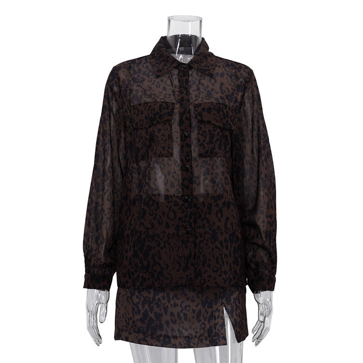 Completo due pezzi con gonna stampata leopardata, top a maniche lunghe con revers, vita alta e spacco.