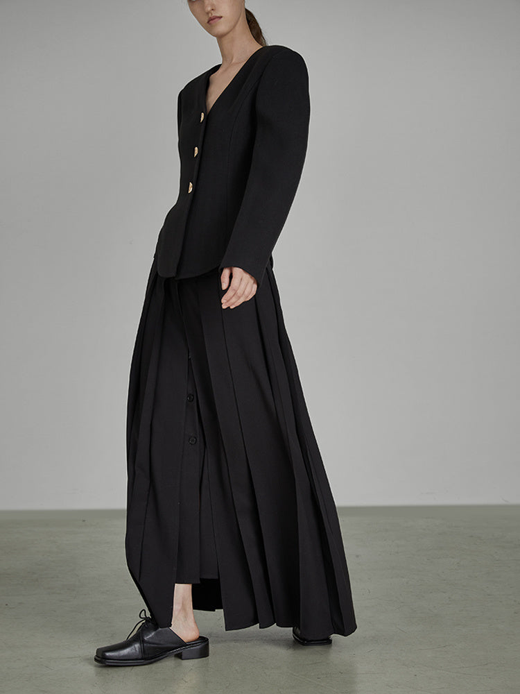 Blazer corto nero con scollo a V e spalline eleganti