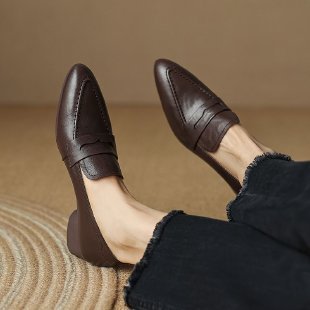 Mocassini slip-on retrò con punta affilata e fondo piatto