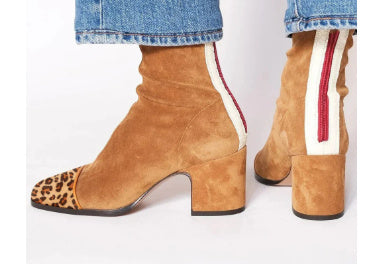 Stivali Martin bassi con tacco basso e punta quadrata, in pelle scamosciata