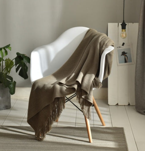 Coperta lavorata a maglia con frange