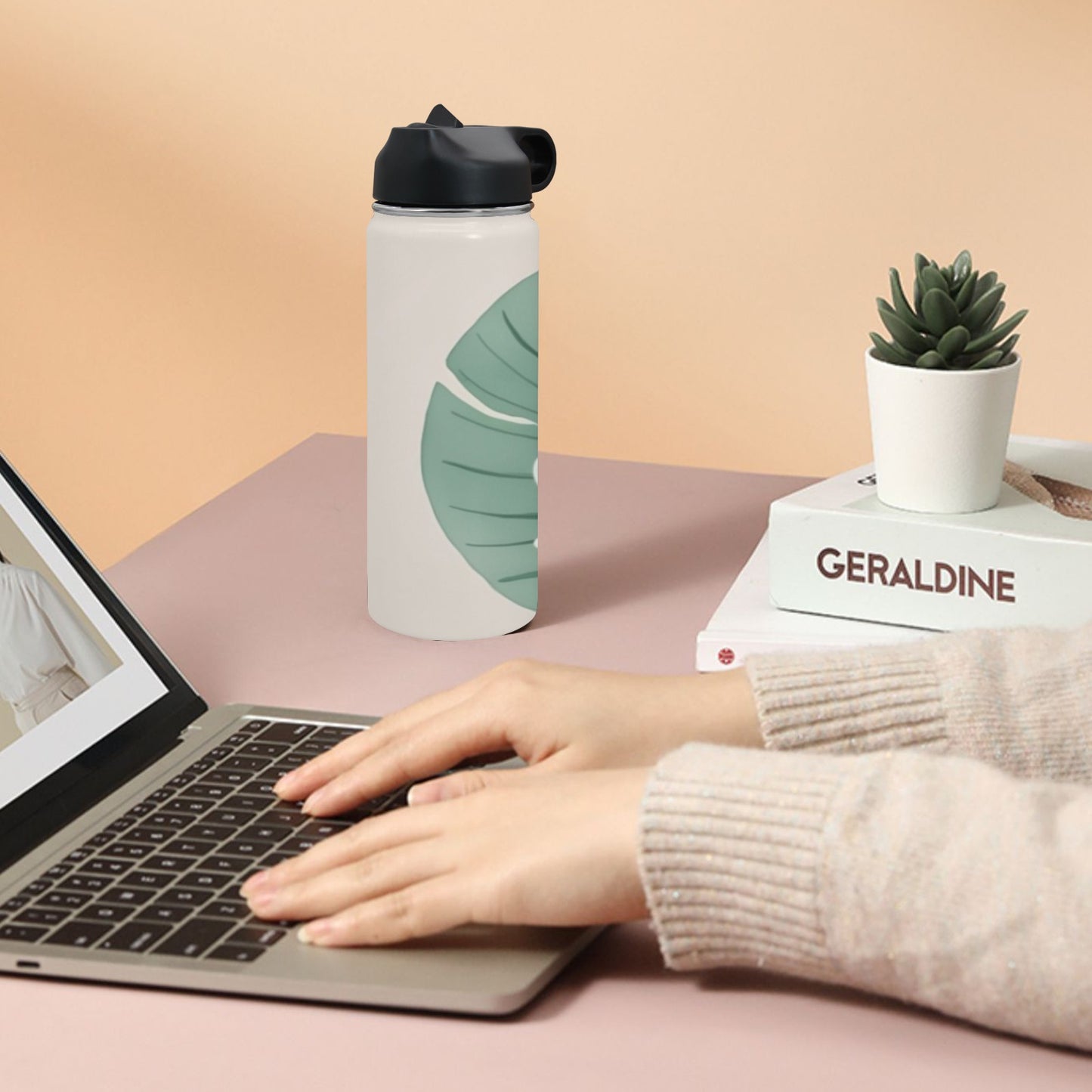 Bottiglia d'acqua con coperchio a cannuccia