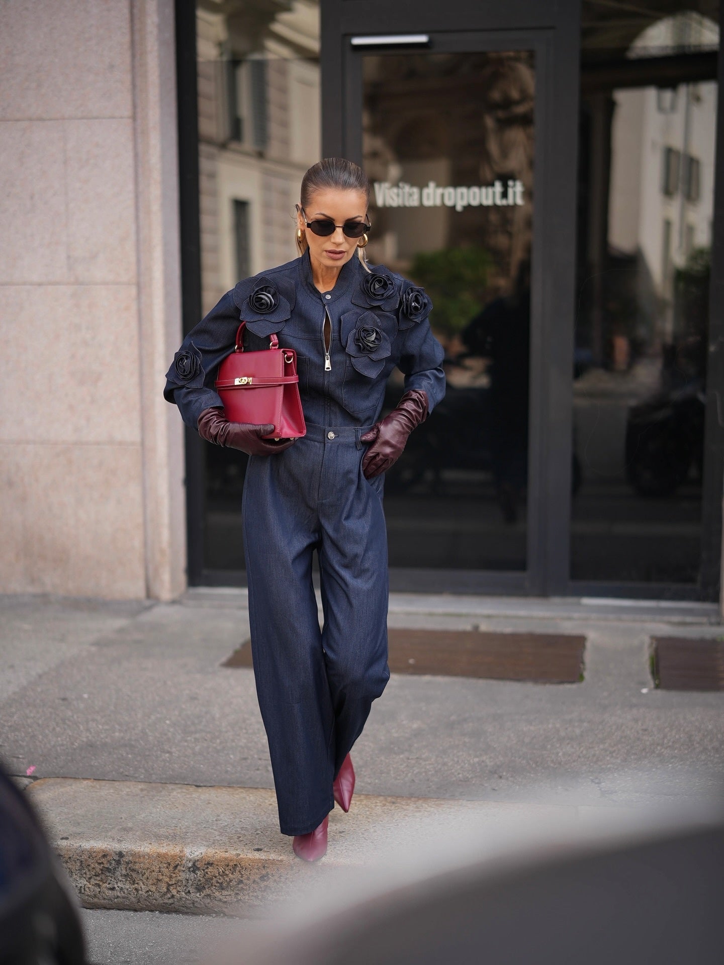 Completo in denim con camicia con decorazioni floreali 3D e jeans a vita alta