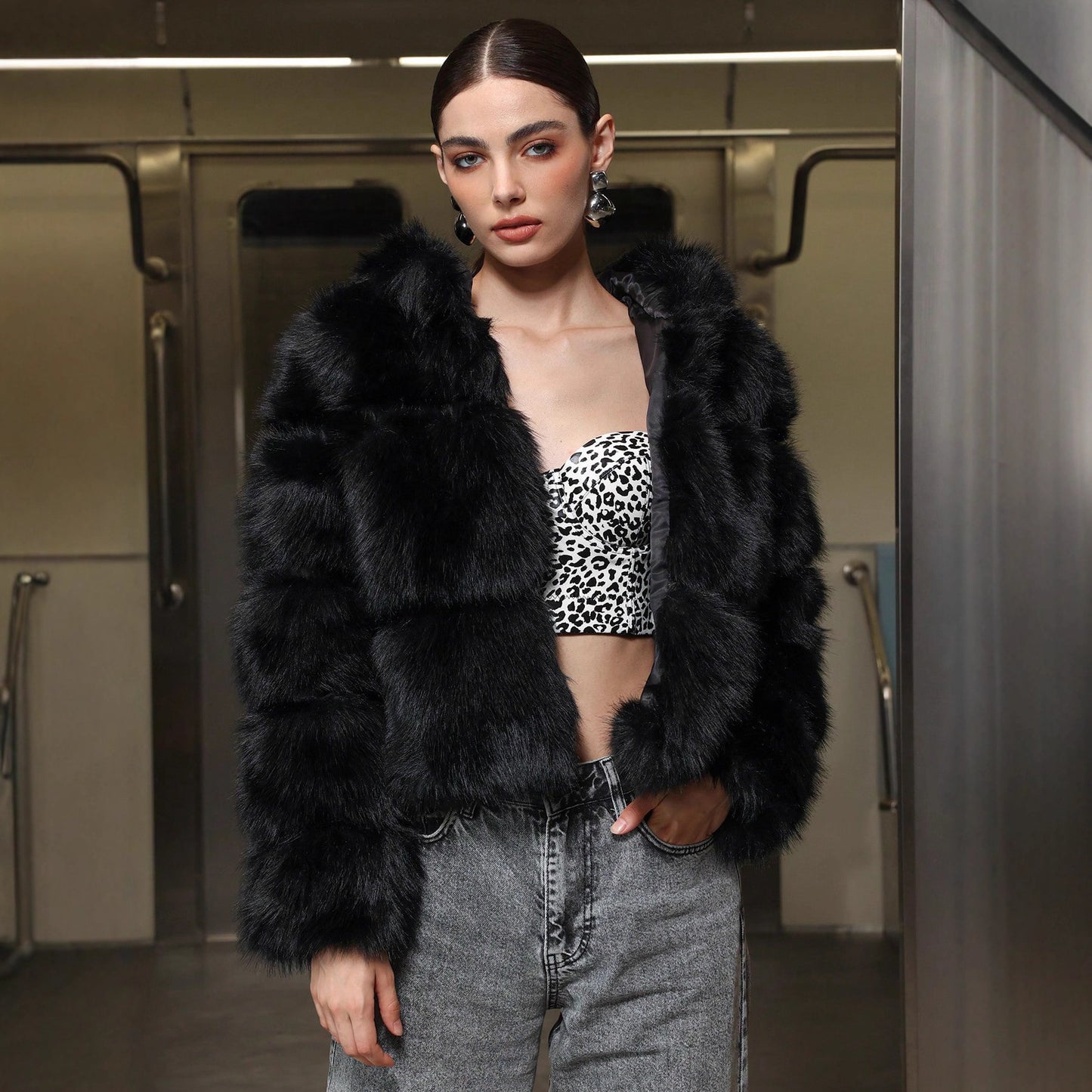 Giacca corta in pelliccia sintetica