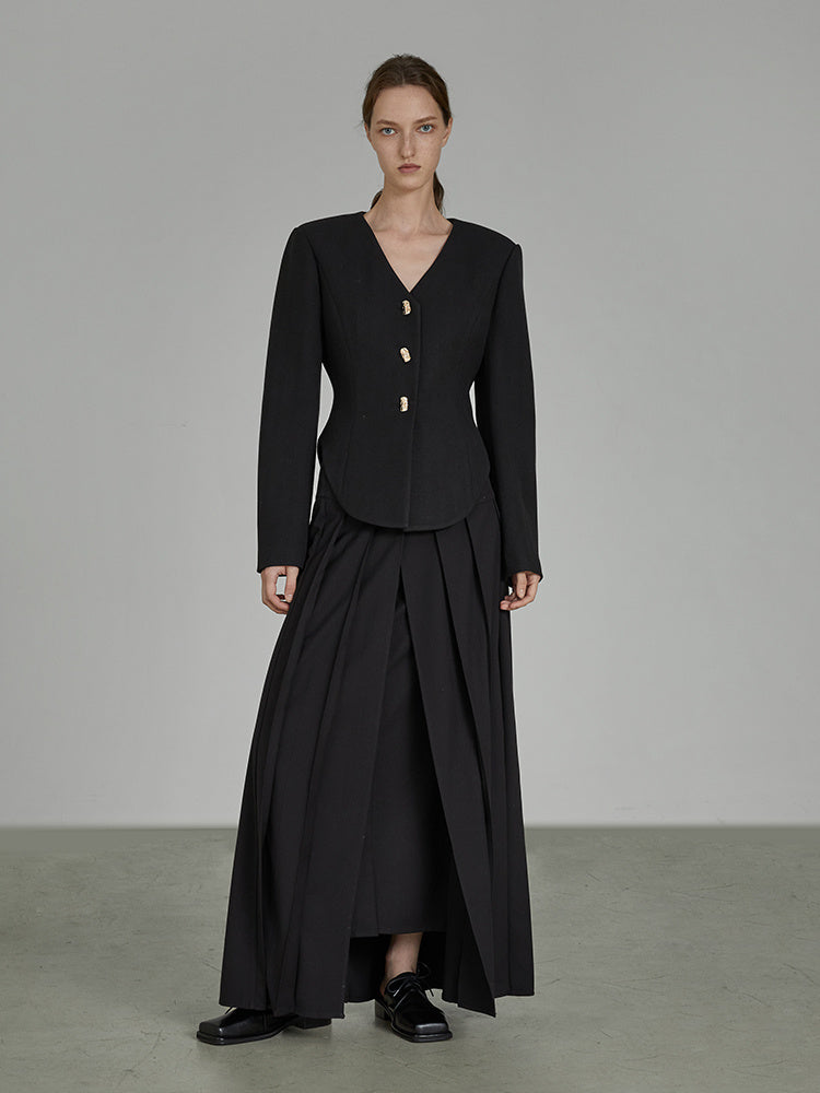 Blazer corto nero con scollo a V e spalline eleganti