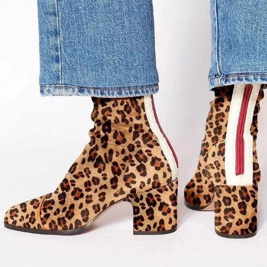 Stivali Martin bassi con tacco basso e punta quadrata, in pelle scamosciata