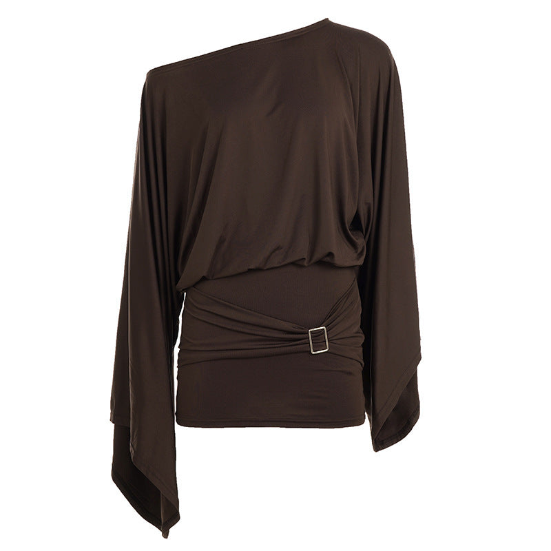 Abito classico con maniche a campana larghe e spalle oblique