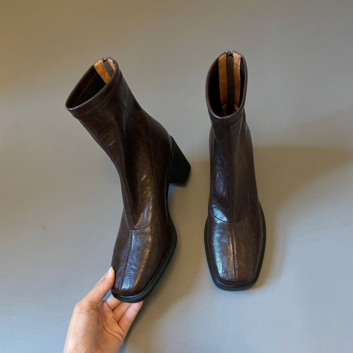 Stivali retrò elasticizzati con tacco alto