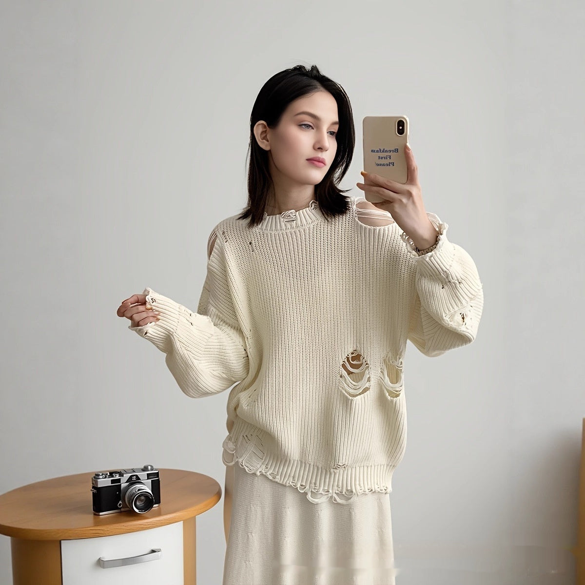 Maglione girocollo bianco in cotone a maniche lunghe e gonna irregolare strappata