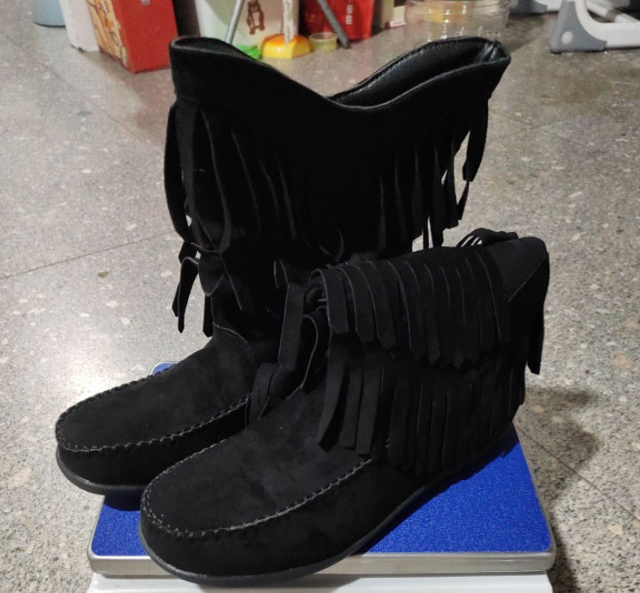 Stivali Martin con tacco a metà polpaccio e nappe retrò