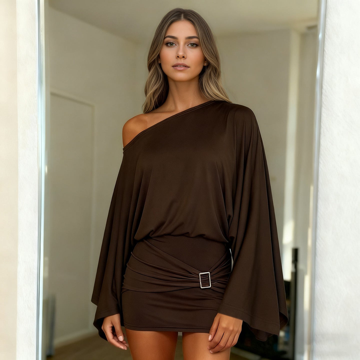 Abito classico con maniche a campana larghe e spalle oblique