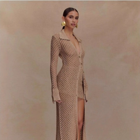 Abito in tinta unita con revers a maniche lunghe metallizzato traforato