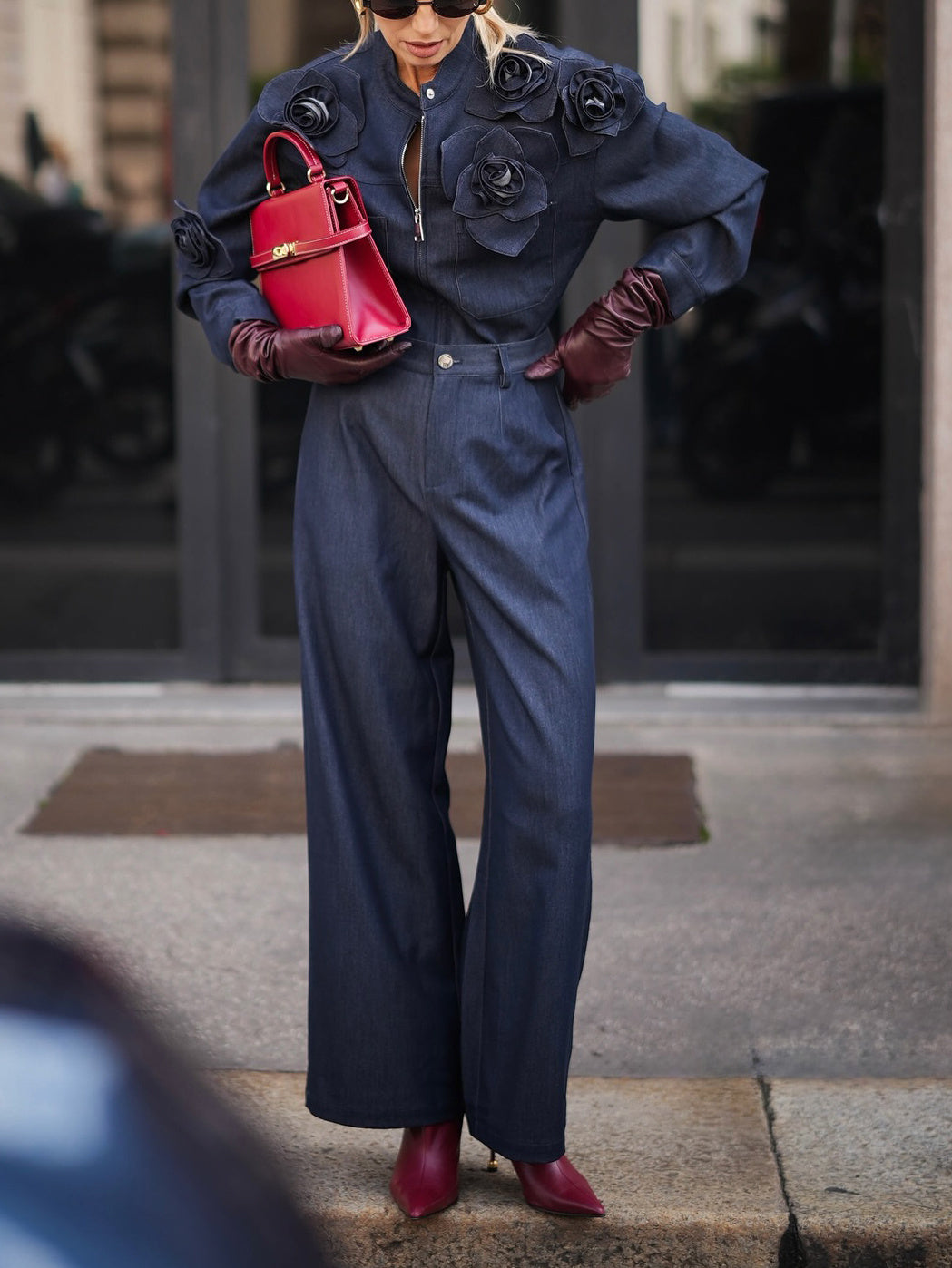 Completo in denim con camicia con decorazioni floreali 3D e jeans a vita alta