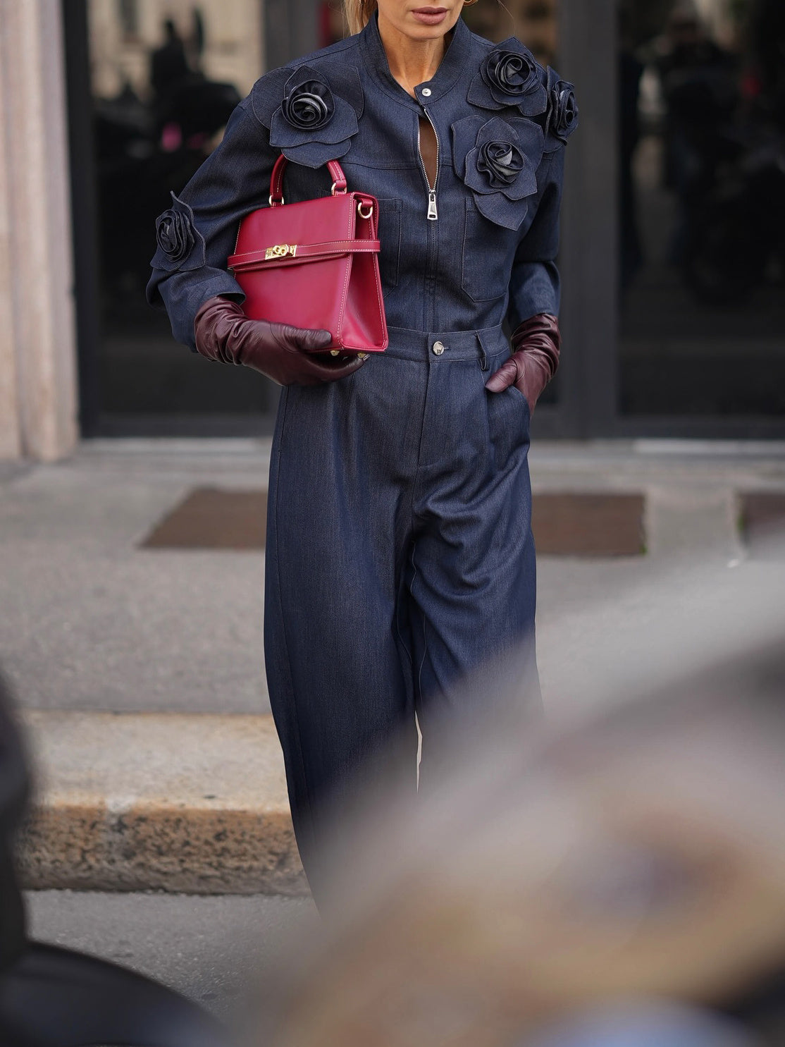 Completo in denim con camicia con decorazioni floreali 3D e jeans a vita alta