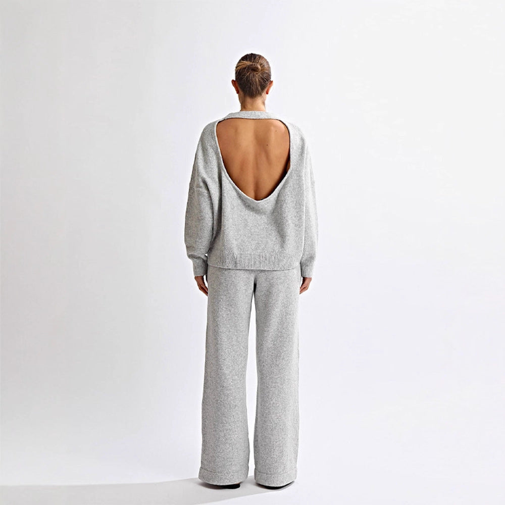 Completo con maglione lavorato a maglia, scollo tondo e schiena scoperta, maniche lunghe e pantaloni