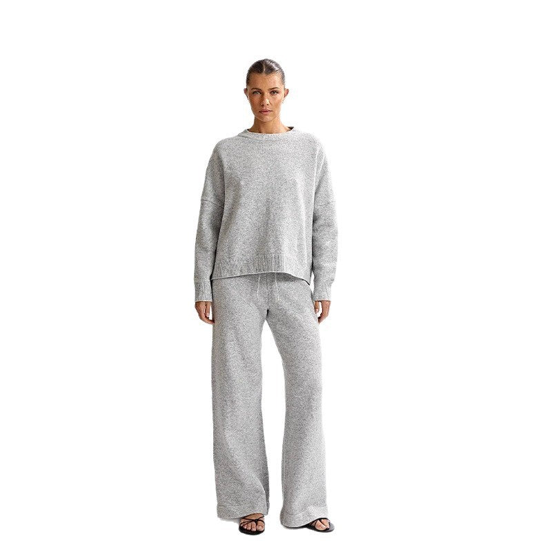 Completo con maglione lavorato a maglia, scollo tondo e schiena scoperta, maniche lunghe e pantaloni