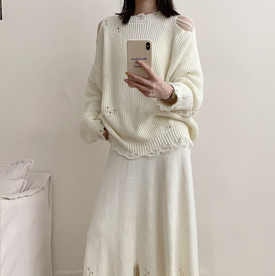 Maglione girocollo bianco in cotone a maniche lunghe e gonna irregolare strappata