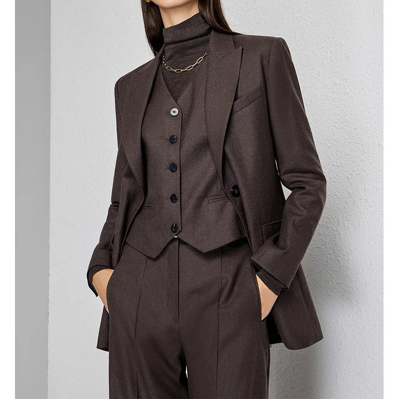 Abito in lana pettinata di colore puro