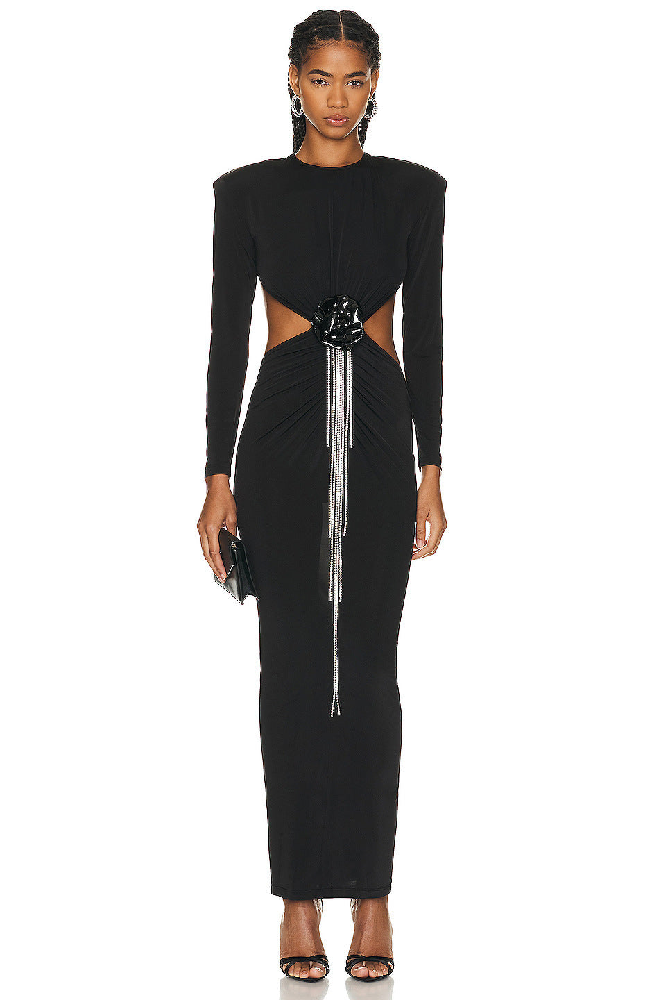 Abito nero con maniche lunghe e nappe decorate a fiori cavi