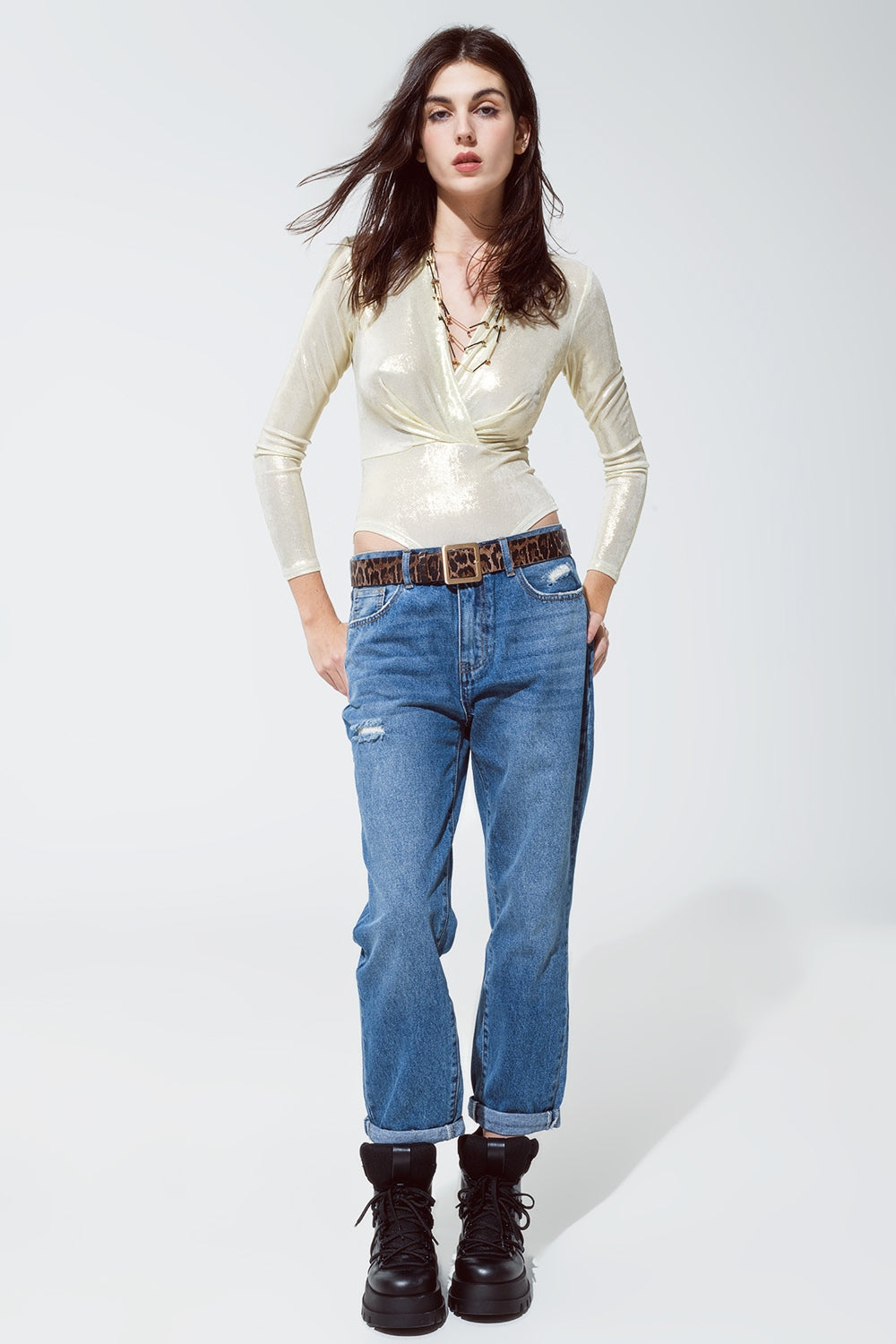 Body con finitura metallizzata e dettagli drappeggiati in bianco perla